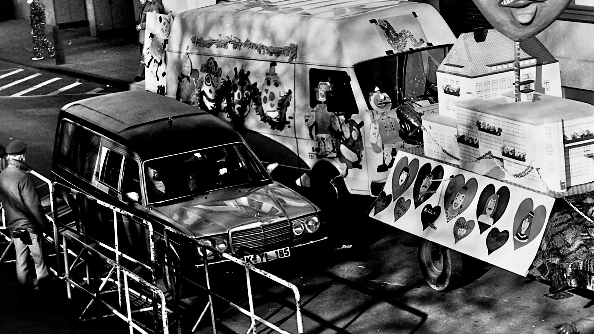 Der Leichenwagen musste sich zum Abtransport von Petra Nohls Leiche in die Schull- un Veedelszöch 1988 einreihen.