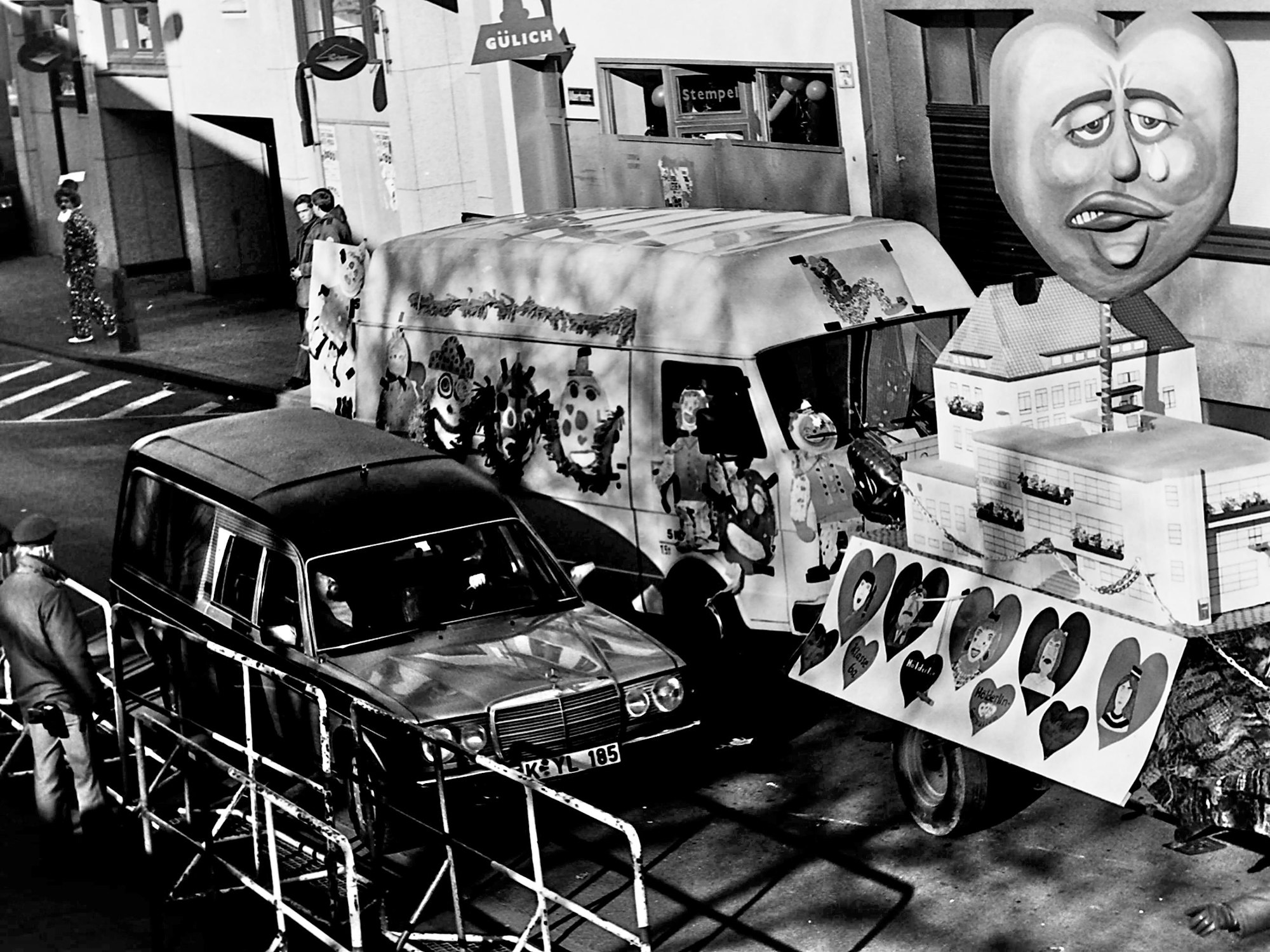 Der Leichenwagen mit der toten Petra Nohl musste sich 1988 in die Schull- und Veedelszöch einreihen, die am Tatort vorbeizogen.