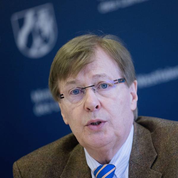 Peter Biesenbach (CDU), trägt ein Jackett und eine blau-gelbe Krawatte.