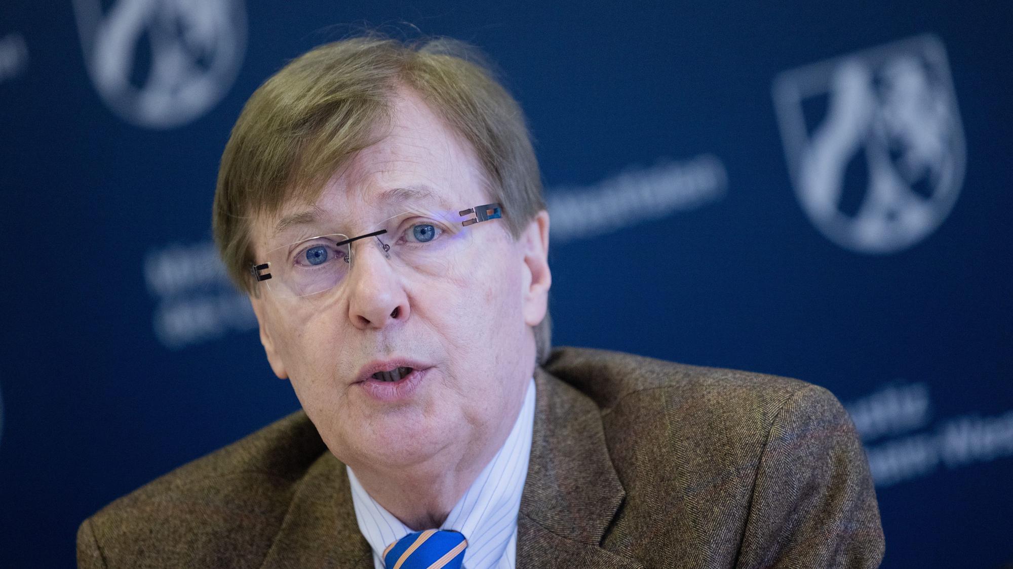Peter Biesenbach (CDU), trägt ein Jackett und eine blau-gelbe Krawatte.