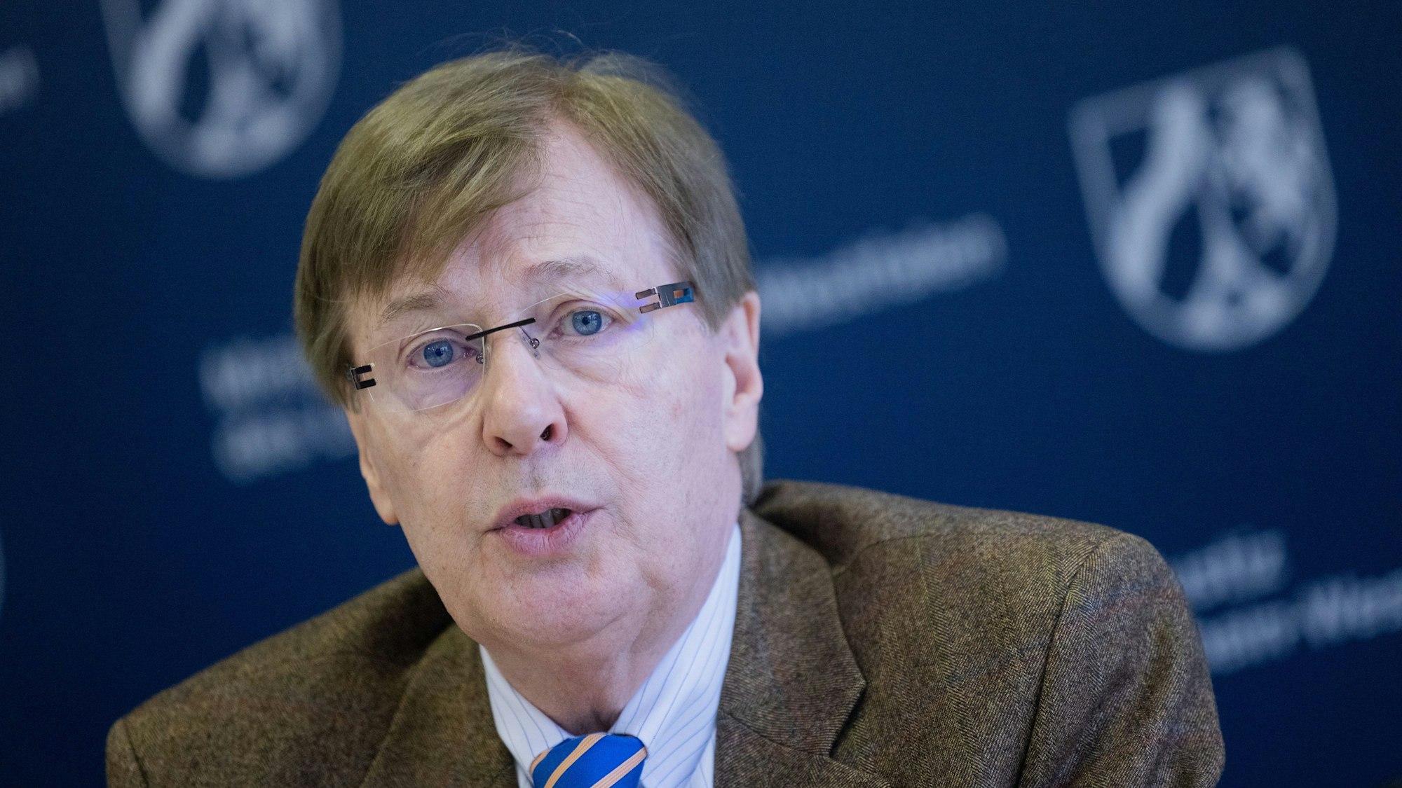 Peter Biesenbach (CDU), trägt ein Jackett und eine blau-gelbe Krawatte.