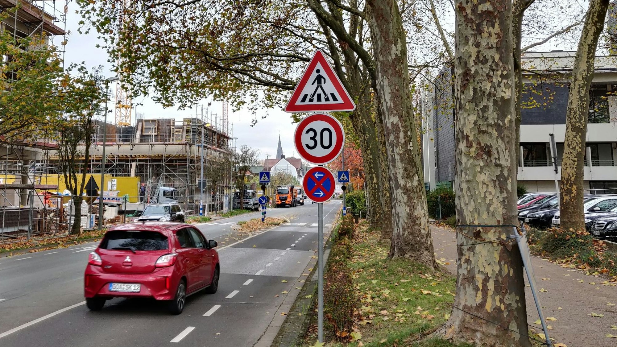 Tempo-30-Schild auf der Neukirchener Straße vor dem Leichlinger Rathaus