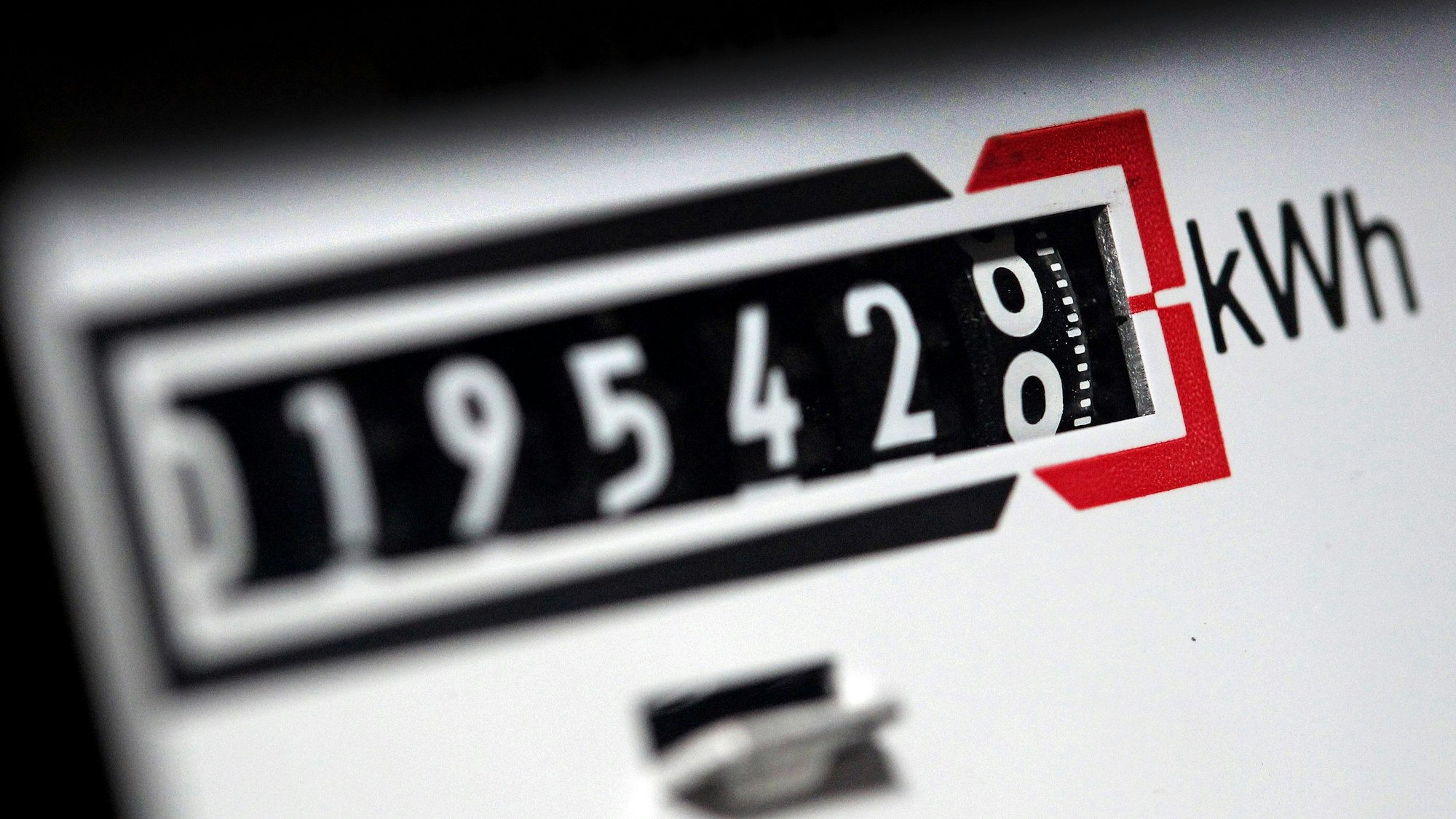 Ein Stromzähler zeigt in einem Mietshaus die verbrauchten Kilowattstunden an. (Symbolbild)
