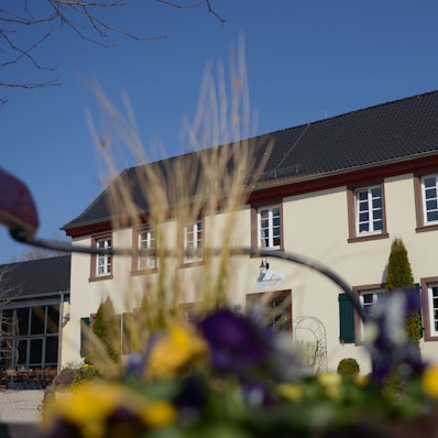 Das Bild zeigt das Sterne-Restaurant in Flamersheim von außen.