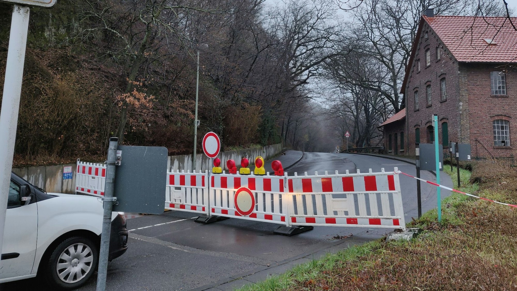 Sperrgitter stehen an der Kurve der Alten Holzer Straße