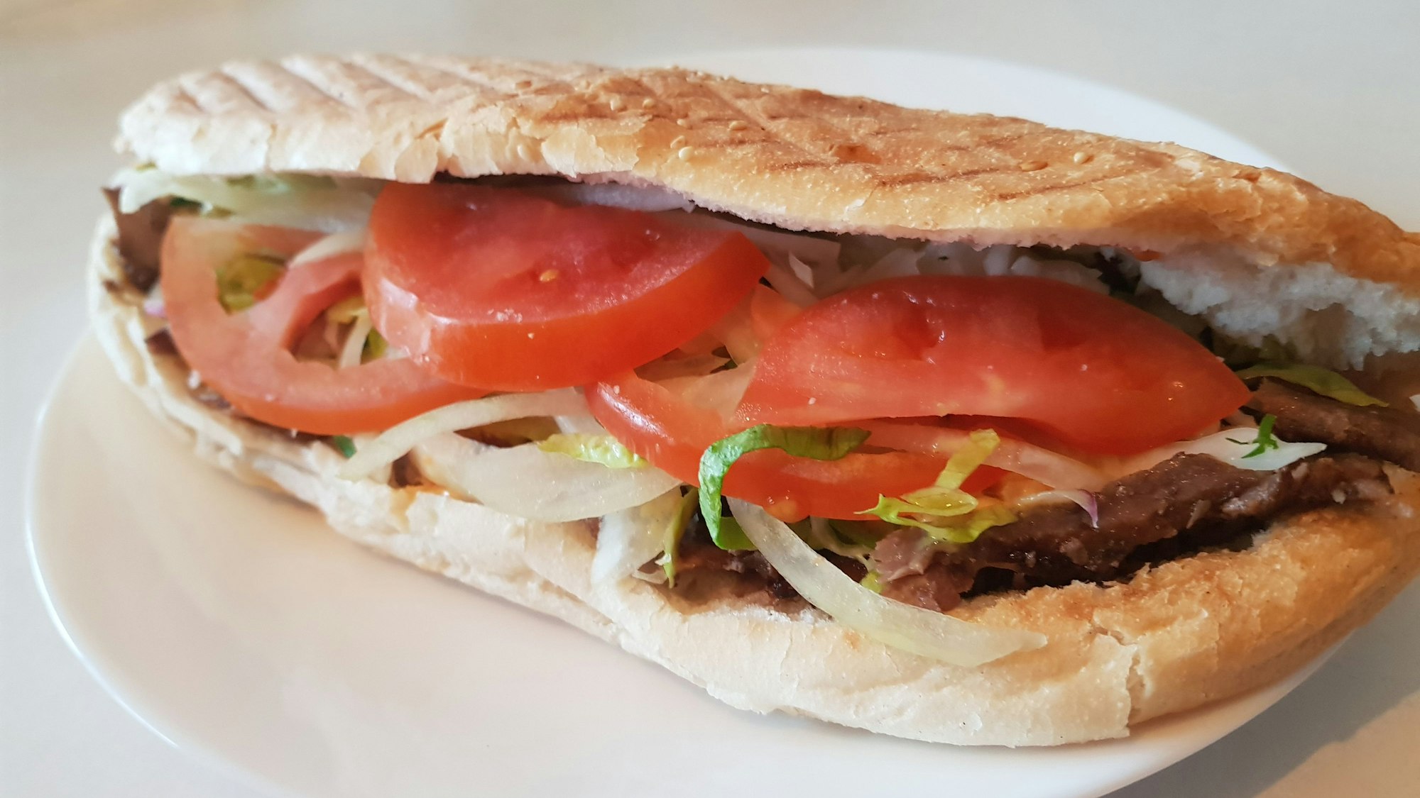 Der All Manns Döner mit Steakfleisch in seinen Brötchen.