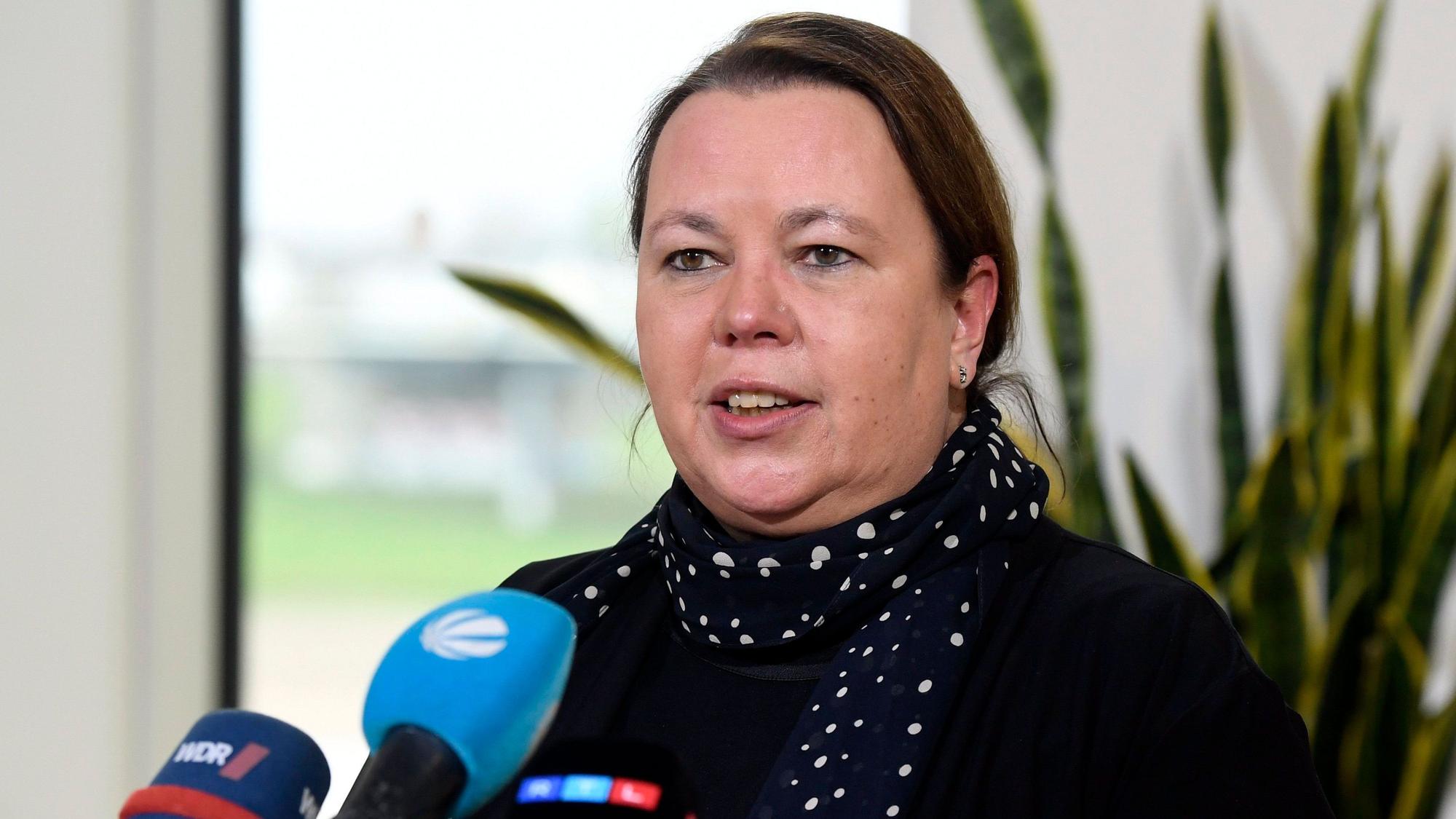 Ursula Hein-Esser (CDU), Umweltministerin in Nordrhein-Westfalen, erklärt mit sofortiger Wirkung ihren Rücktritt vom Ministeramt. Die Politikerin war wegen eines Mallorca-Aufenthalts während der Flutkatastrophe im Juli 2021 zunehmend unter Druck geraten.