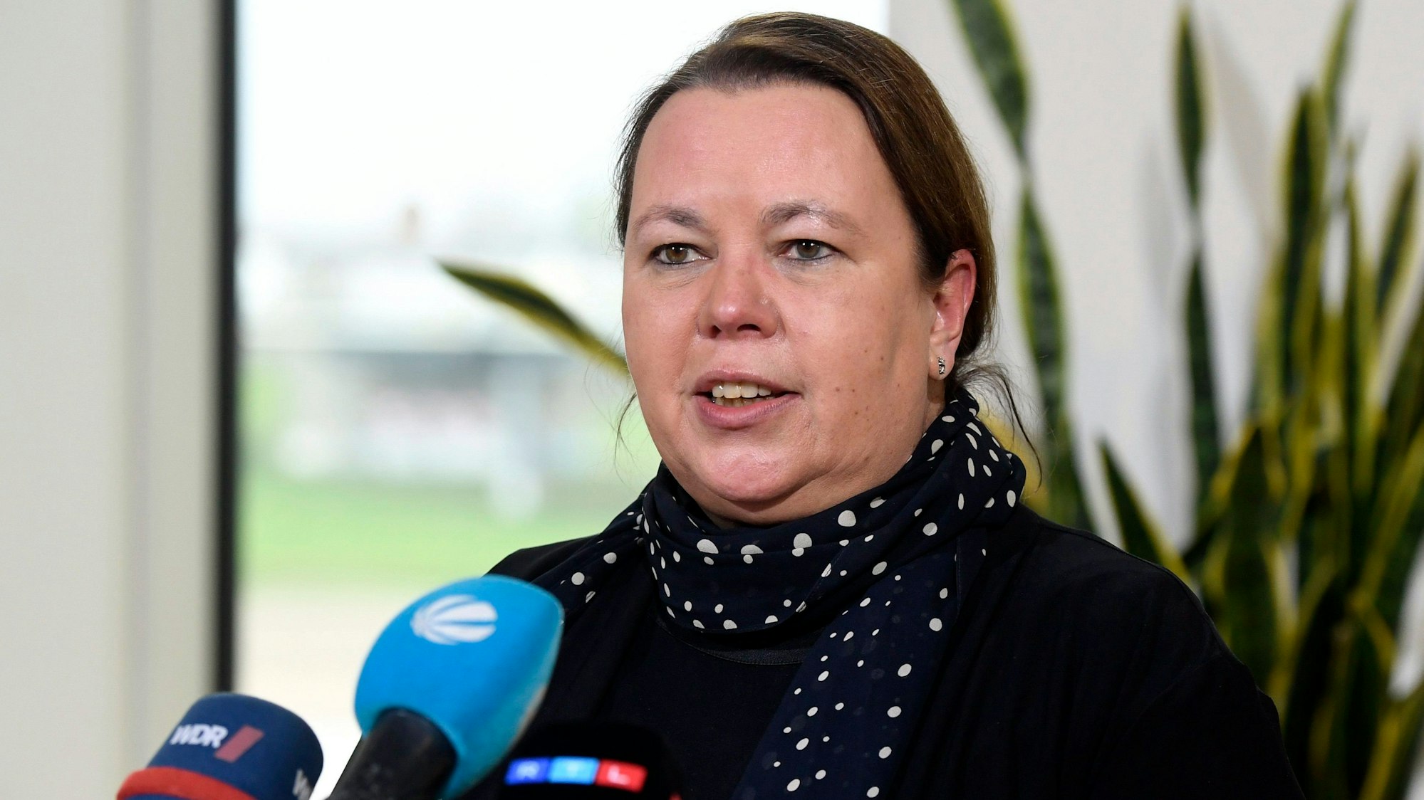 Ursula Hein-Esser (CDU), Umweltministerin in Nordrhein-Westfalen, erklärt mit sofortiger Wirkung ihren Rücktritt vom Ministeramt. Die Politikerin war wegen eines Mallorca-Aufenthalts während der Flutkatastrophe im Juli 2021 zunehmend unter Druck geraten.