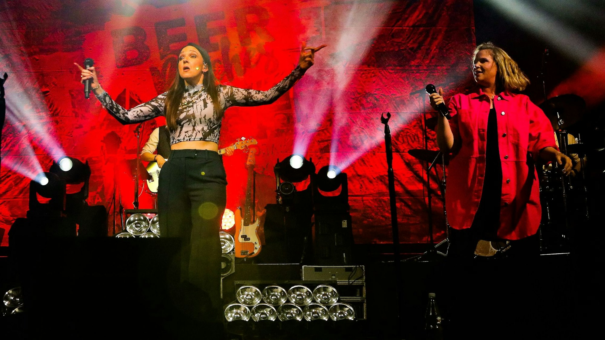 Die Beer Bitches Irina Ehlenbeck (v.l.), Carolin Kebekus und Nadine Weyer stehen im E-Werk in Mülheim auf der Bühne.