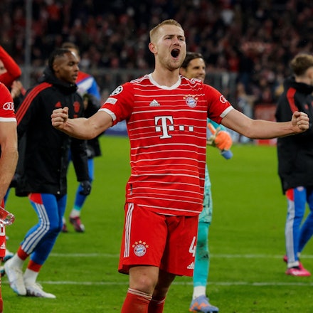 Bayern Munich's German midfielder Leon Goretzka (L) and Bayern Munich's Dutch defender Matthijs de Ligt celebrate after the UEFA Champions League round of 16, 2nd-leg football match FC Bayern Munich v Paris Saint-Germain FC in Munich, southern Germany, on March 8, 2023. (Photo by Odd ANDERSEN / AFP)