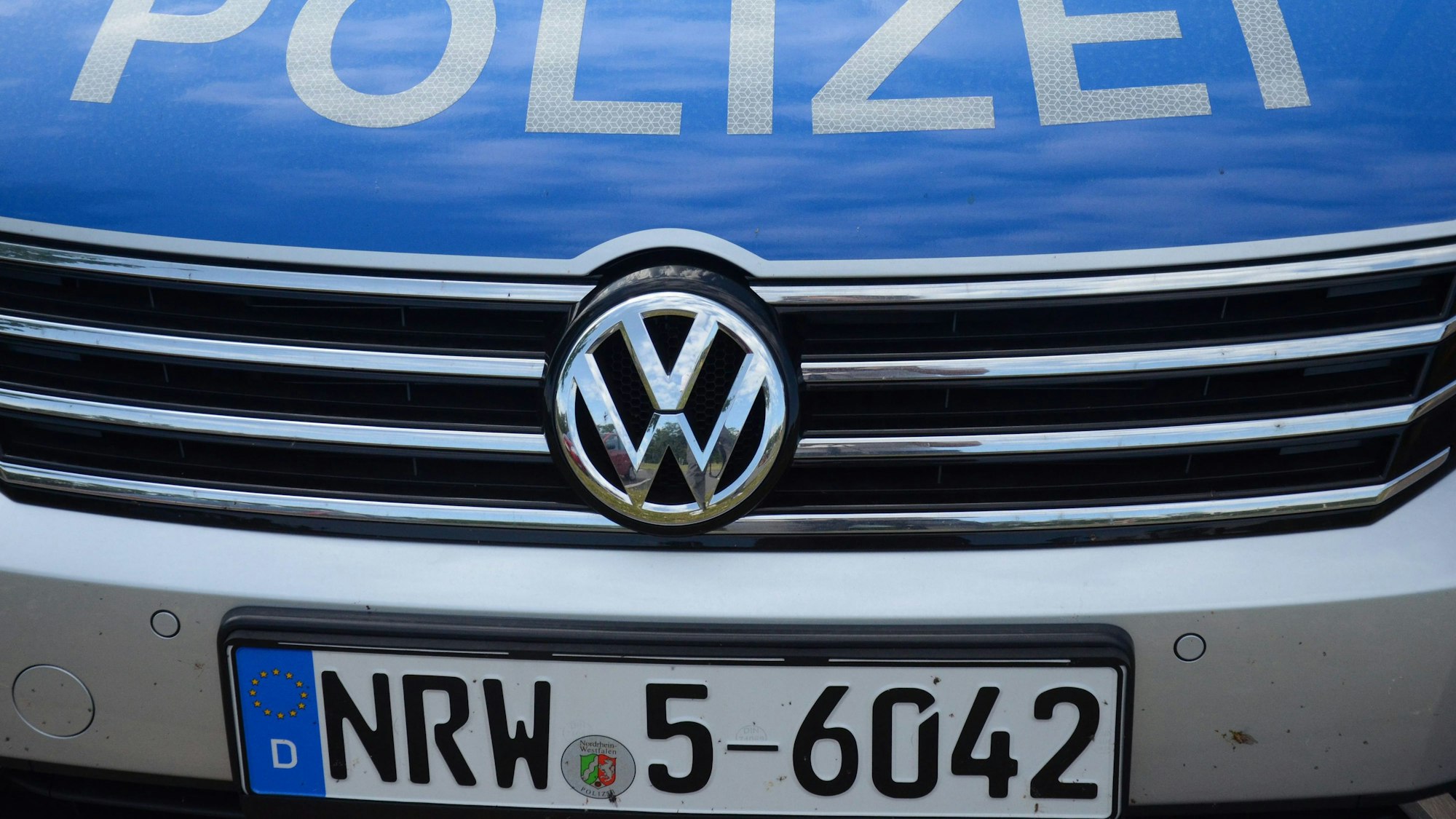 Das Foto zeigt einen Polizeiwagen von vorne.