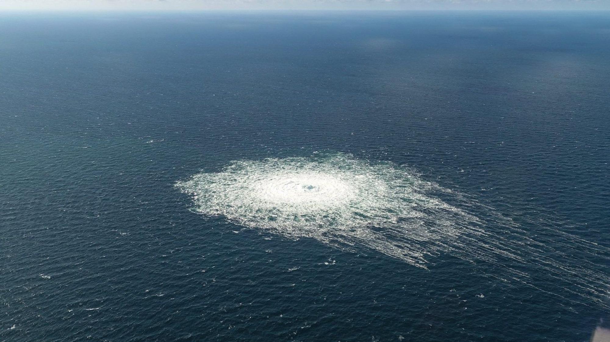 Das vom dänischen Verteidigungskommando zur Verfügung gestellte Foto zeigt das Nord Stream 2-Gasleck in der Nähe von Bornholm aus der Luft.