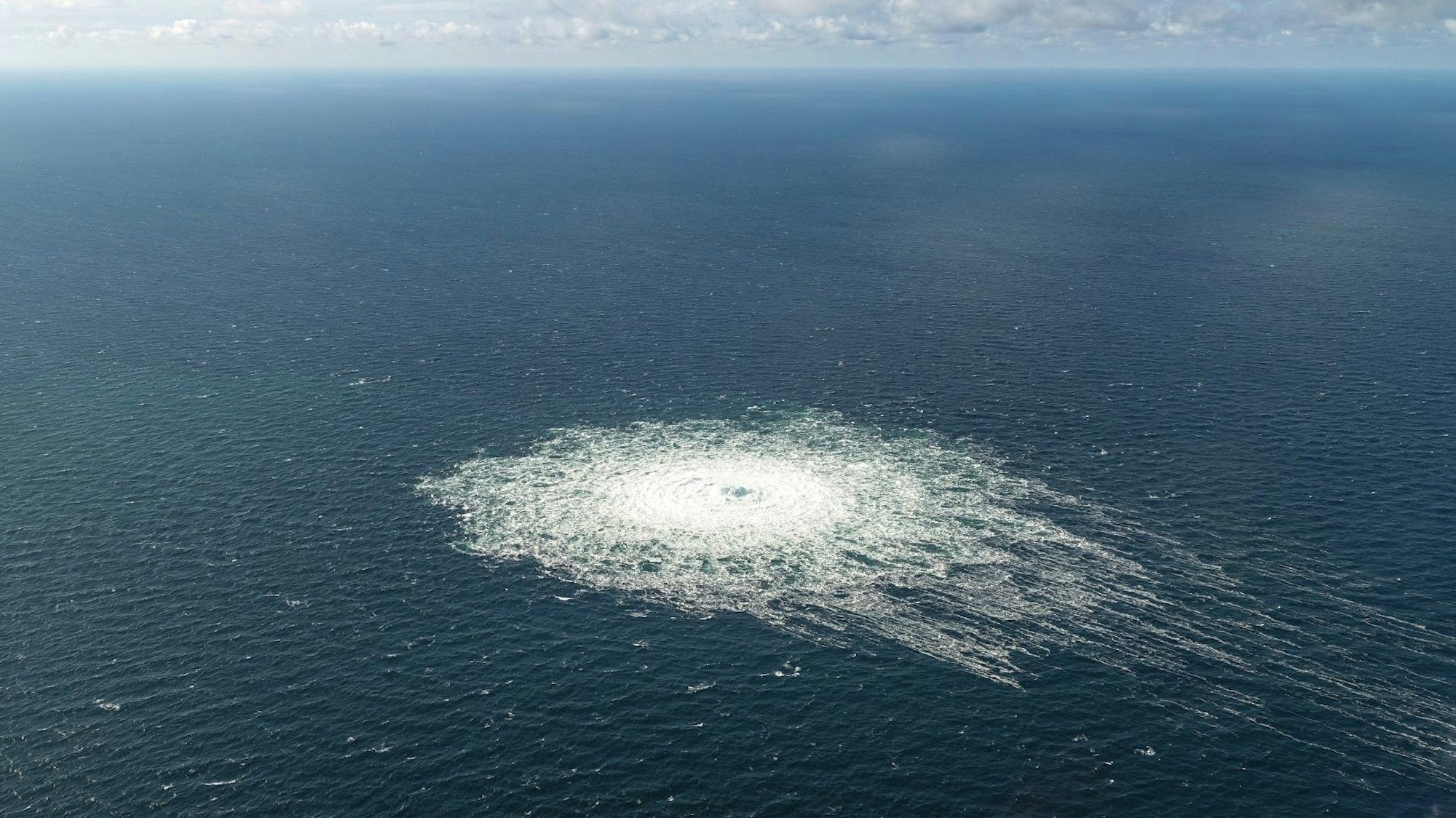 Das vom dänischen Verteidigungskommando zur Verfügung gestellte Foto zeigt das Nord Stream 2-Gasleck in der Nähe von Bornholm aus der Luft. Foto: -/Danish Defence Command/dpa - ACHTUNG: Nur zur redaktionellen Verwendung im Zusammenhang mit der aktuellen Berichterstattung und nur mit vollständiger Nennung des vorstehenden Credits +++ dpa-Bildfunk +++