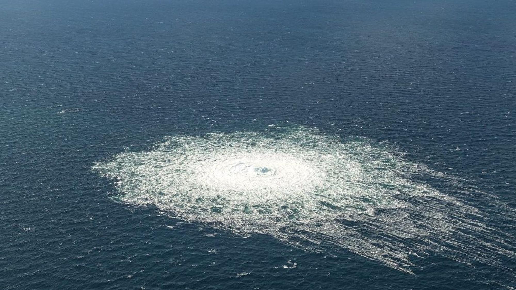 Das vom dänischen Verteidigungskommando zur Verfügung gestellte Foto zeigt das Nord Stream 2-Gasleck in der Nähe von Bornholm aus der Luft.