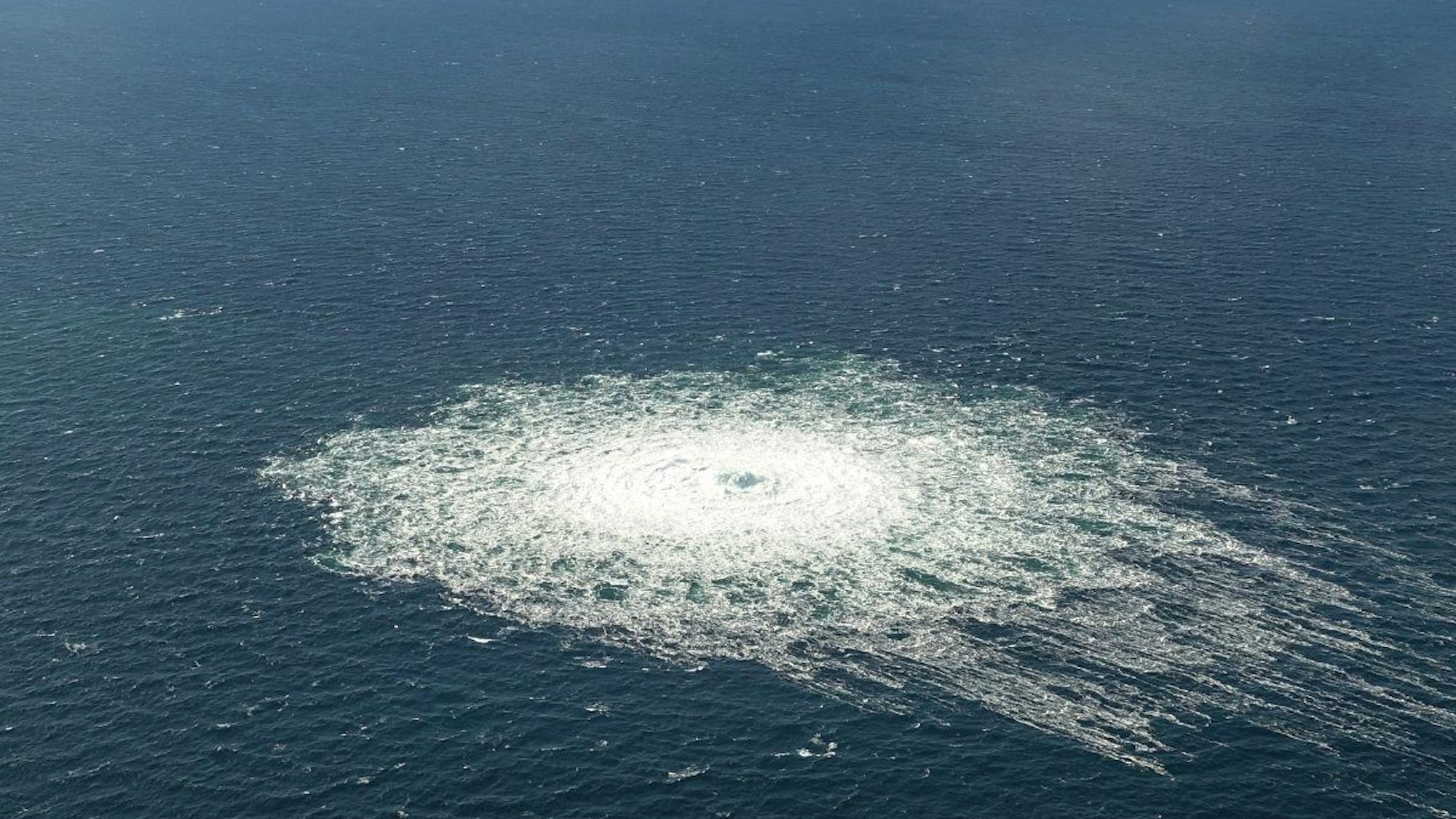 Das vom dänischen Verteidigungskommando zur Verfügung gestellte Foto zeigt das Nord Stream 2-Gasleck in der Nähe von Bornholm aus der Luft.