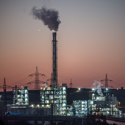 In der Dämmerung kommt Rauch aus der Sondermüllverbrennung, Currenta, Entsorgungszentrum Bürrig.