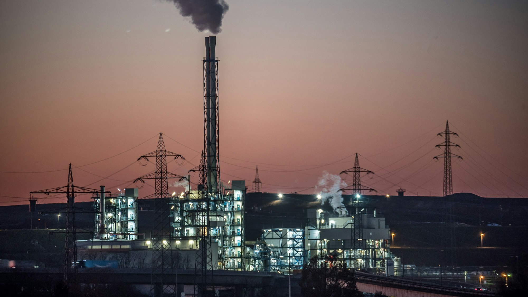 In der Dämmerung kommt Rauch aus der Sondermüllverbrennung, Currenta, Entsorgungszentrum Bürrig.