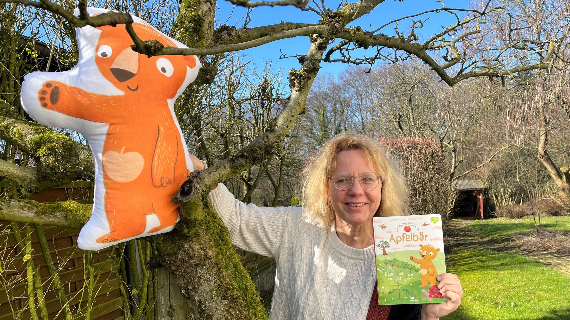 Annette Langen mit dem Apfelbär an ihrem eigenen Apfelbaum