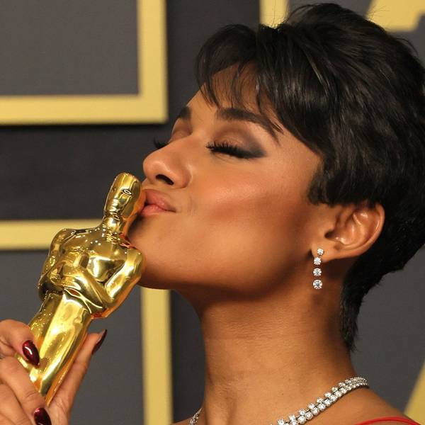 Ariana DeBose küsst ihren Oscar für die beste Nebenrolle bei den Oscars 2022.