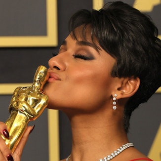 Ariana DeBose küsst ihren Oscar für die beste Nebenrolle bei den Oscars 2022.