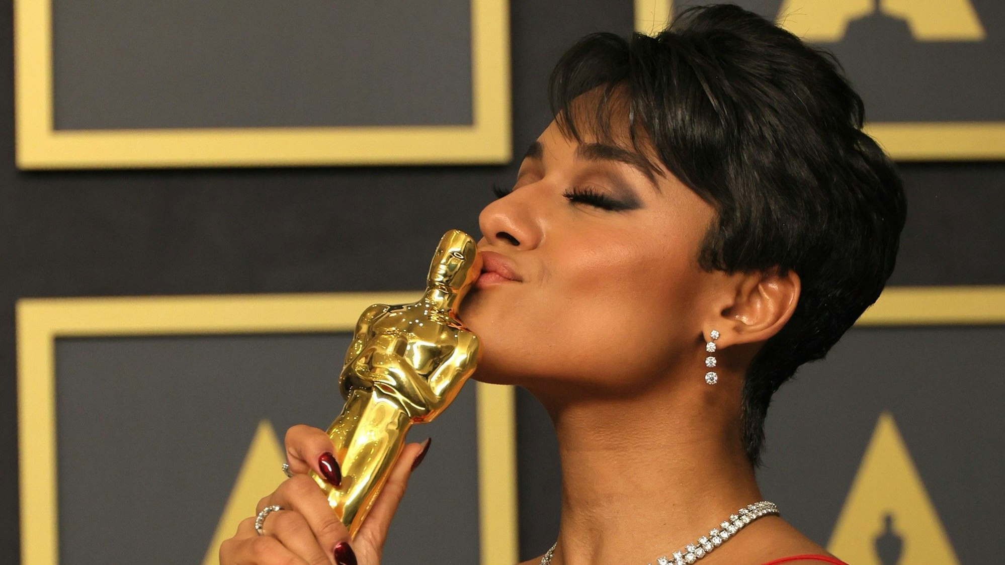 Ariana DeBose küsst ihren Oscar für die beste Nebenrolle bei den Oscars 2022.