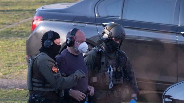 Der Angeklagte Thomas Drach (M) kommt mit dem Hubschrauber auf dem Gelände des Justizzentrums Köln an. Er wurde unter höchsten Sicherheitsvorkehrungen aus der JVA Ossendorf zu seiner Verhandlung im Kölner Landgericht geflogen.