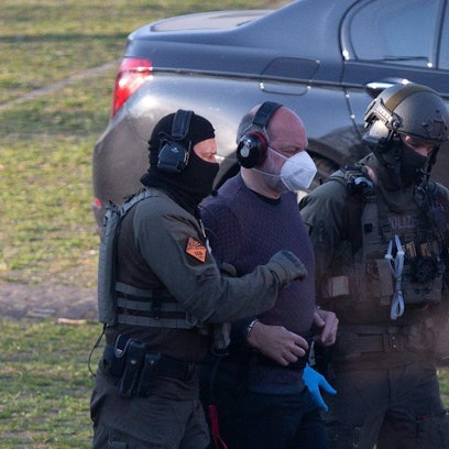 Der Angeklagte Thomas Drach (M) kommt mit dem Hubschrauber auf dem Gelände des Justizzentrums Köln an. Er wurde unter höchsten Sicherheitsvorkehrungen aus der JVA Ossendorf zu seiner Verhandlung im Kölner Landgericht geflogen.
