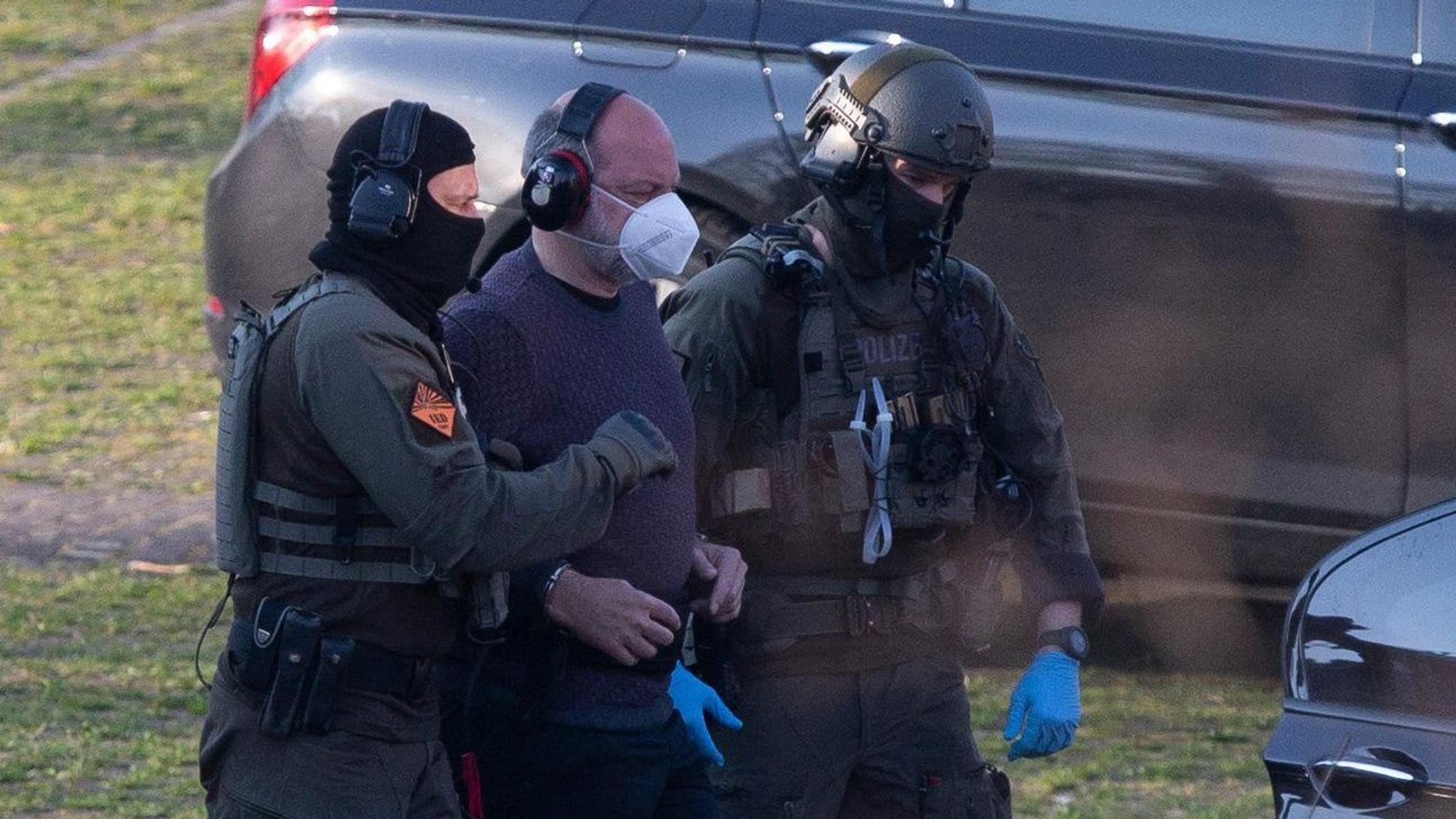 23.03.2022, Nordrhein-Westfalen, Köln: RECROP - Der Angeklagte Thomas Drach (M) kommt mit dem Hubschrauber auf dem Gelände des Justizzentrums Köln an. Er wurde unter höchsten Sicherheitsvorkehrungen aus der JVA Ossendorf zu seiner Verhandlung im Kölner Landgericht geflogen. Foto: Thomas Banneyer/dpa +++ dpa-Bildfunk +++