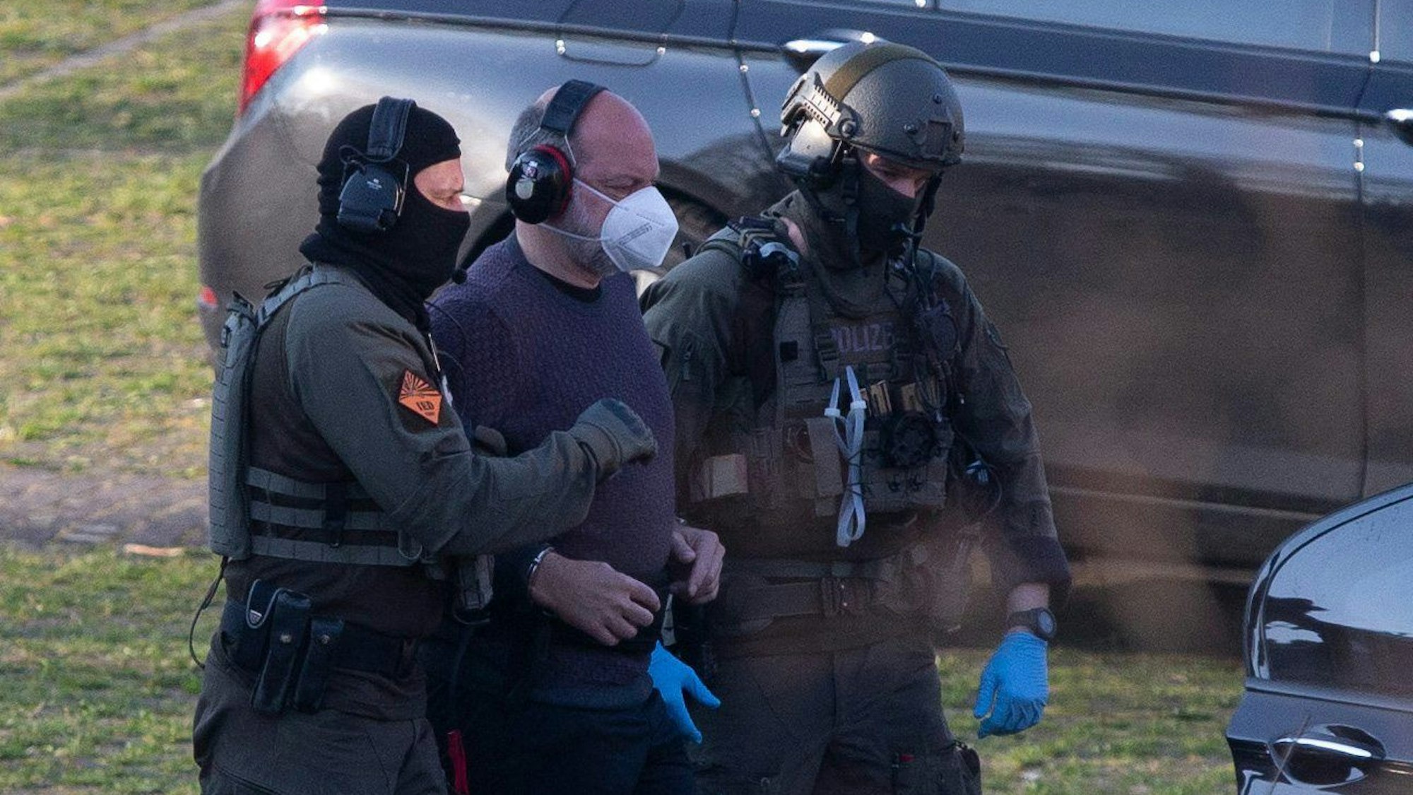 23.03.2022, Nordrhein-Westfalen, Köln: RECROP - Der Angeklagte Thomas Drach (M) kommt mit dem Hubschrauber auf dem Gelände des Justizzentrums Köln an. Er wurde unter höchsten Sicherheitsvorkehrungen aus der JVA Ossendorf zu seiner Verhandlung im Kölner Landgericht geflogen. Foto: Thomas Banneyer/dpa +++ dpa-Bildfunk +++