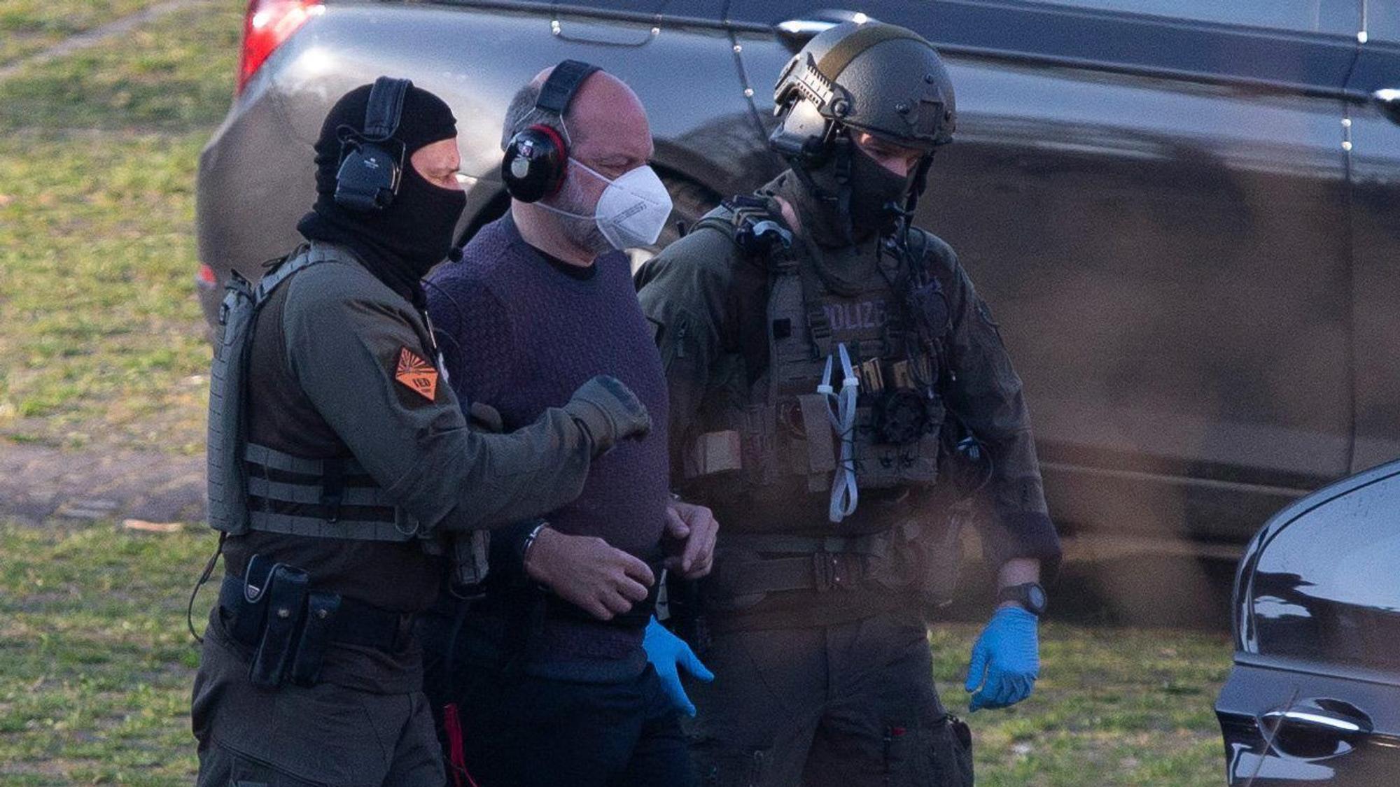 Reemtsma-Entführer Thomas Drach wird unter höchsten Sicherheitsvorkehrungen zu seiner Verhandlung im Kölner Landgericht gebracht.