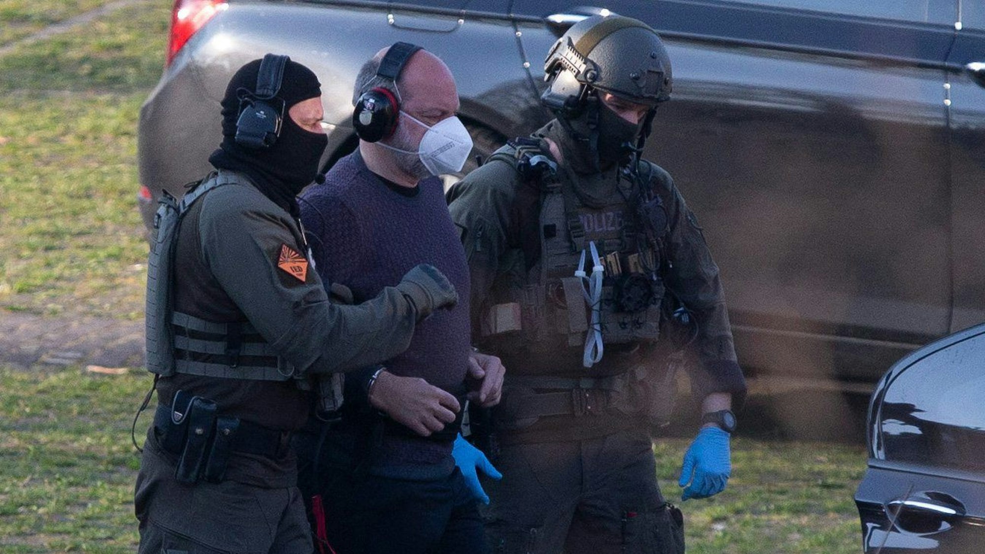 Reemtsma-Entführer Thomas Drach wird unter höchsten Sicherheitsvorkehrungen zu seiner Verhandlung im Kölner Landgericht gebracht.