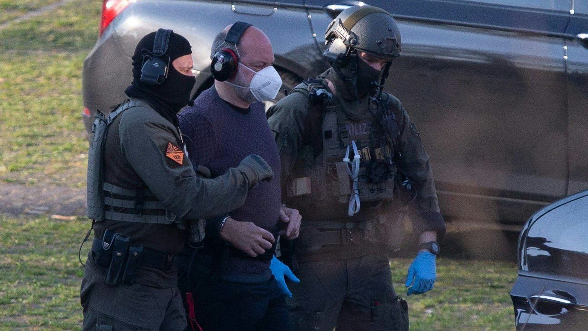 Der Angeklagte Thomas Drach kommt mit dem Hubschrauber auf dem Gelände des Justizzentrums Köln an.