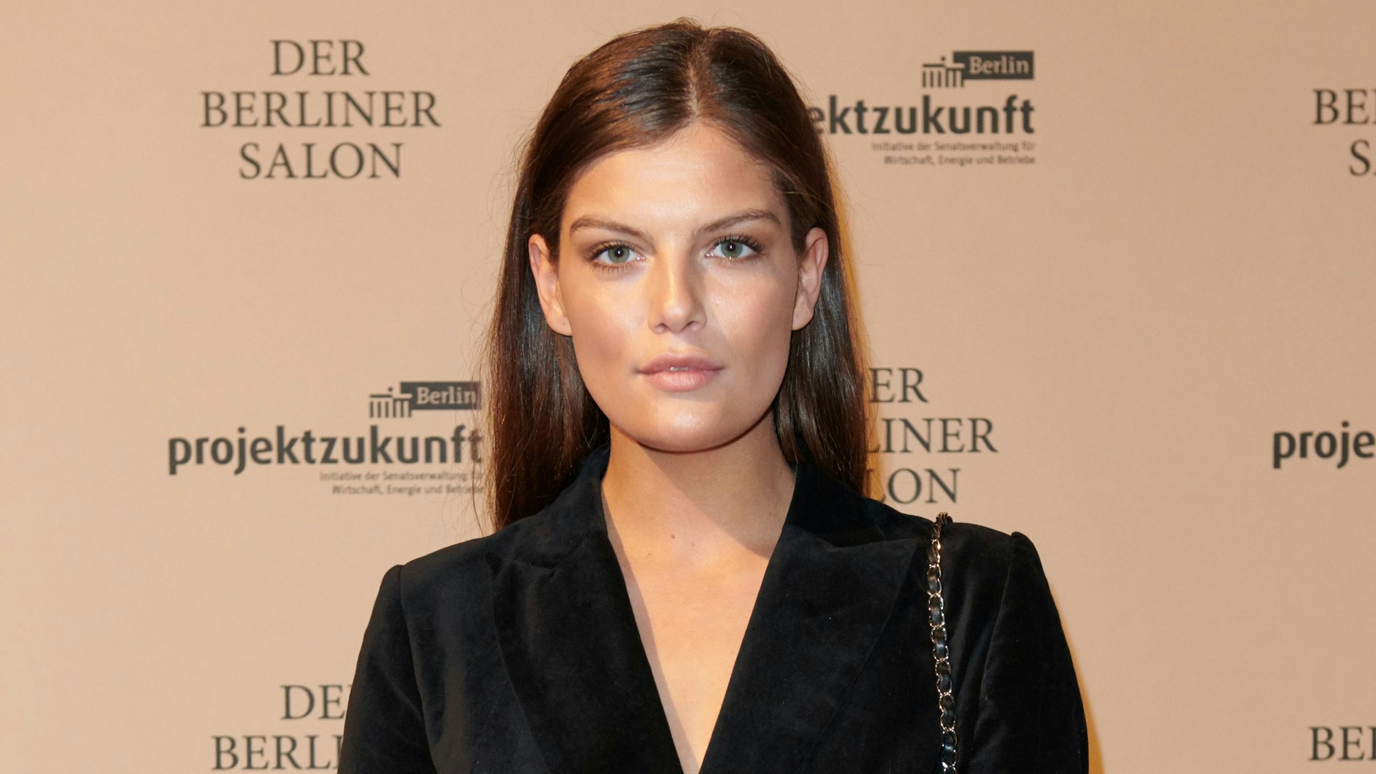 Das Model Vanessa Fuchs auf der Fashion Week in der St. Elisabeth Kirche.