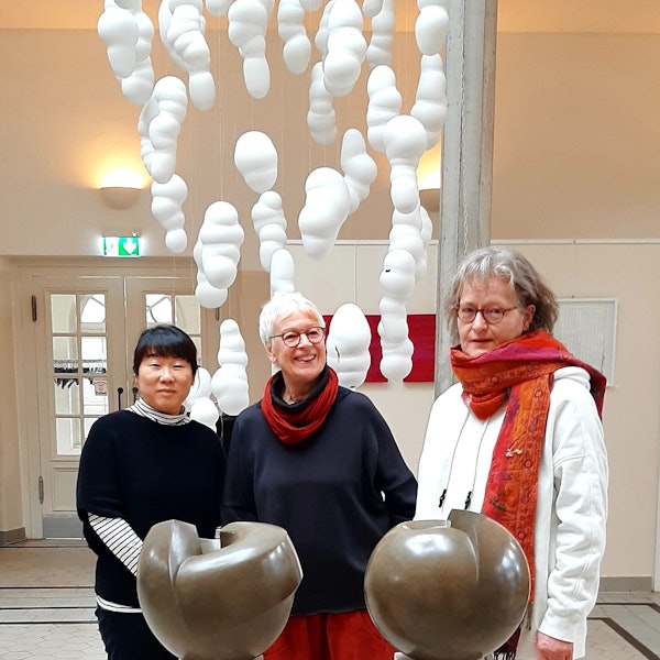 Sie stellen im Kultur-Badehaus Burscheid aus: Tomoko Sato, Renate Fischer und Christina Koester (v.l.)