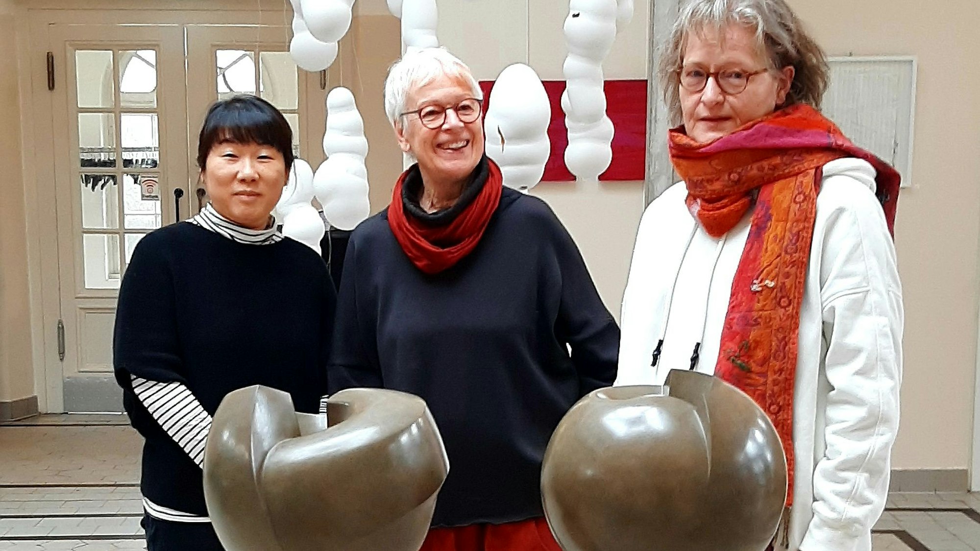Sie stellen im Kultur-Badehaus Burscheid aus: Tomoko Sato, Renate Fischer und Christina Koester (v.l.)