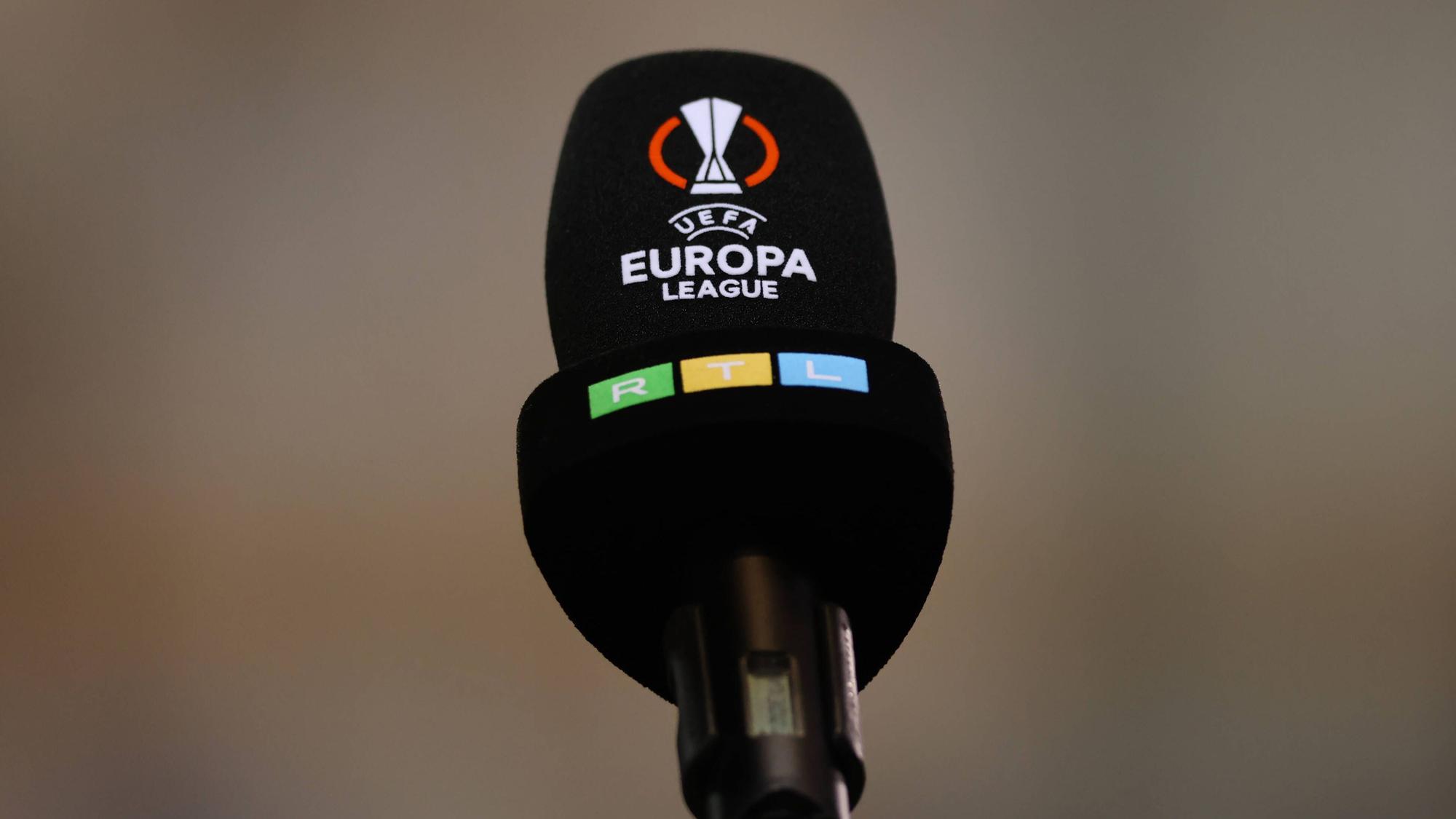 Ein Mikrofon mit den Logos der Europa League und RTL darauf.