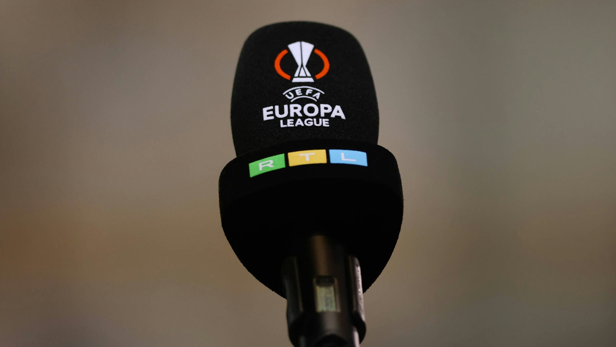 Ein Mikrofon mit den Logos der Europa League und RTL darauf.