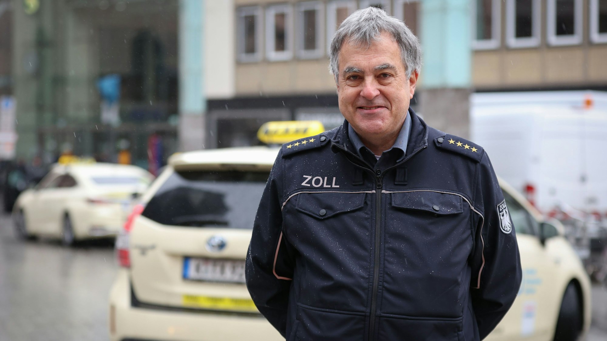 Jörg Simon, Leiter des Hauptzollamtes in Köln, steht vor dem Hauptbahnhof und schaut in die Kamera.