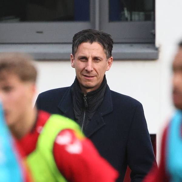 Sport-Geschäftsführer Christian Keller beim FC-Training am Geißbockheim.