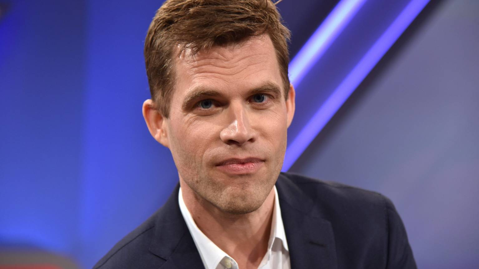 Nordrhein-Westfalen, Köln: Porträt von Bas Kast, Journalist und Wissenschaftsautor als Gast in der ARD Talkshow Maischberger (2019). Mit „Kompass für die Seele“ hat der Autor einen neuen Bestseller gelandet.