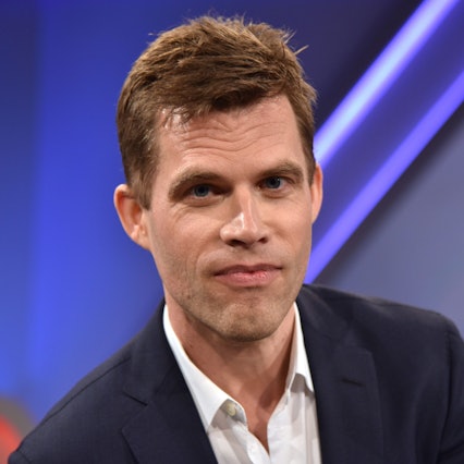 Nordrhein-Westfalen, Köln: Porträt von Bas Kast, Journalist und Wissenschaftsautor als Gast in der ARD Talkshow Maischberger (2019). Mit „Kompass für die Seele“ hat der Autor einen neuen Bestseller gelandet.