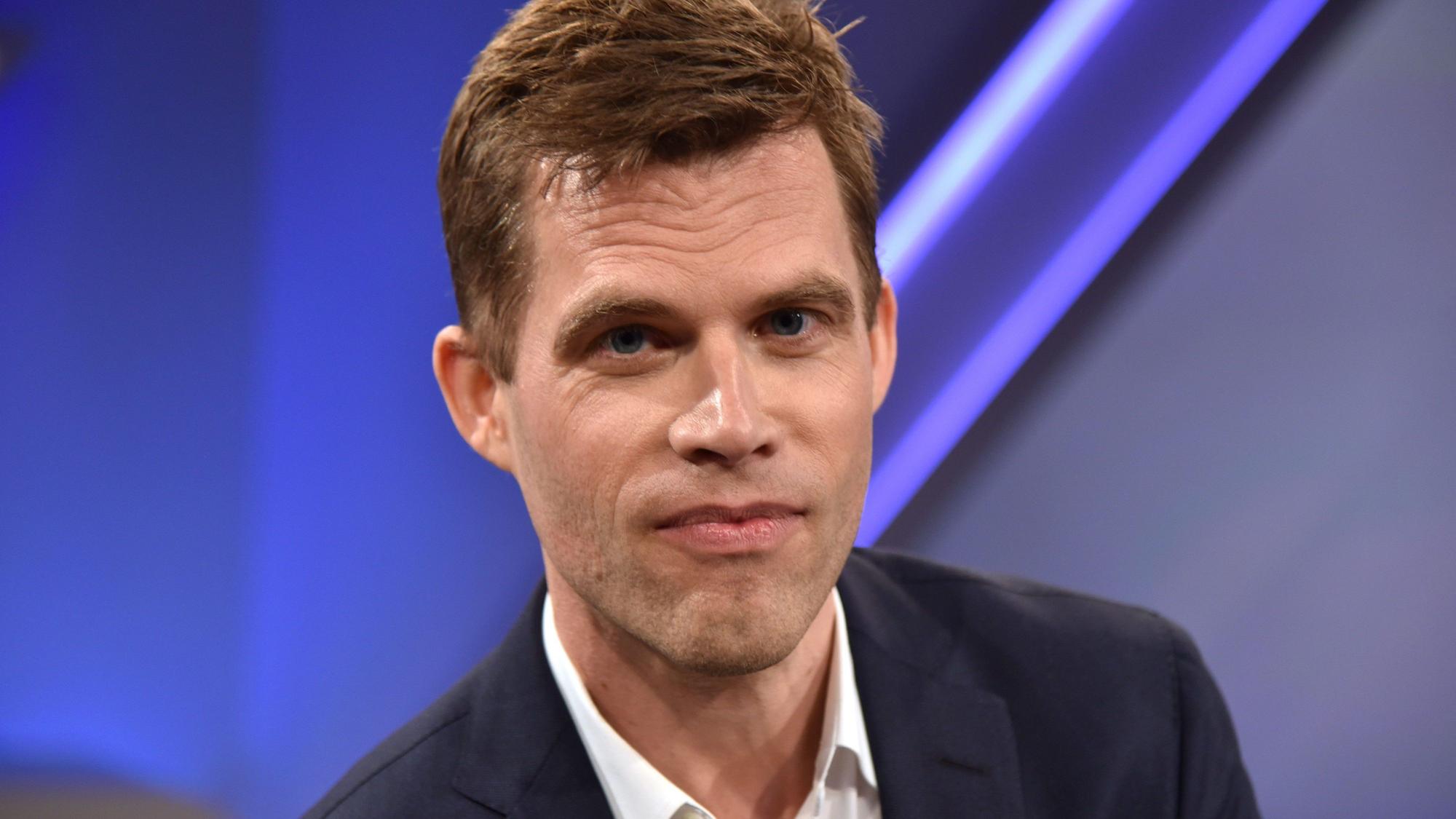 Nordrhein-Westfalen, Köln: Porträt von Bas Kast, Journalist und Wissenschaftsautor als Gast in der ARD Talkshow Maischberger (2019). Mit „Kompass für die Seele“ hat der Autor einen neuen Bestseller gelandet.
