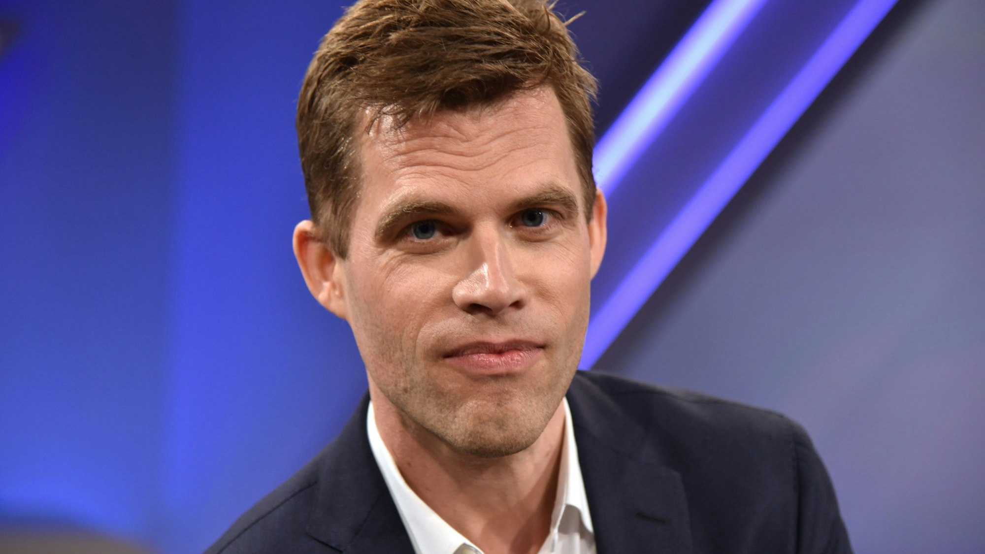 Nordrhein-Westfalen, Köln: Porträt von Bas Kast, Journalist und Wissenschaftsautor als Gast in der ARD Talkshow Maischberger (2019). Mit „Kompass für die Seele“ hat der Autor einen neuen Bestseller gelandet.