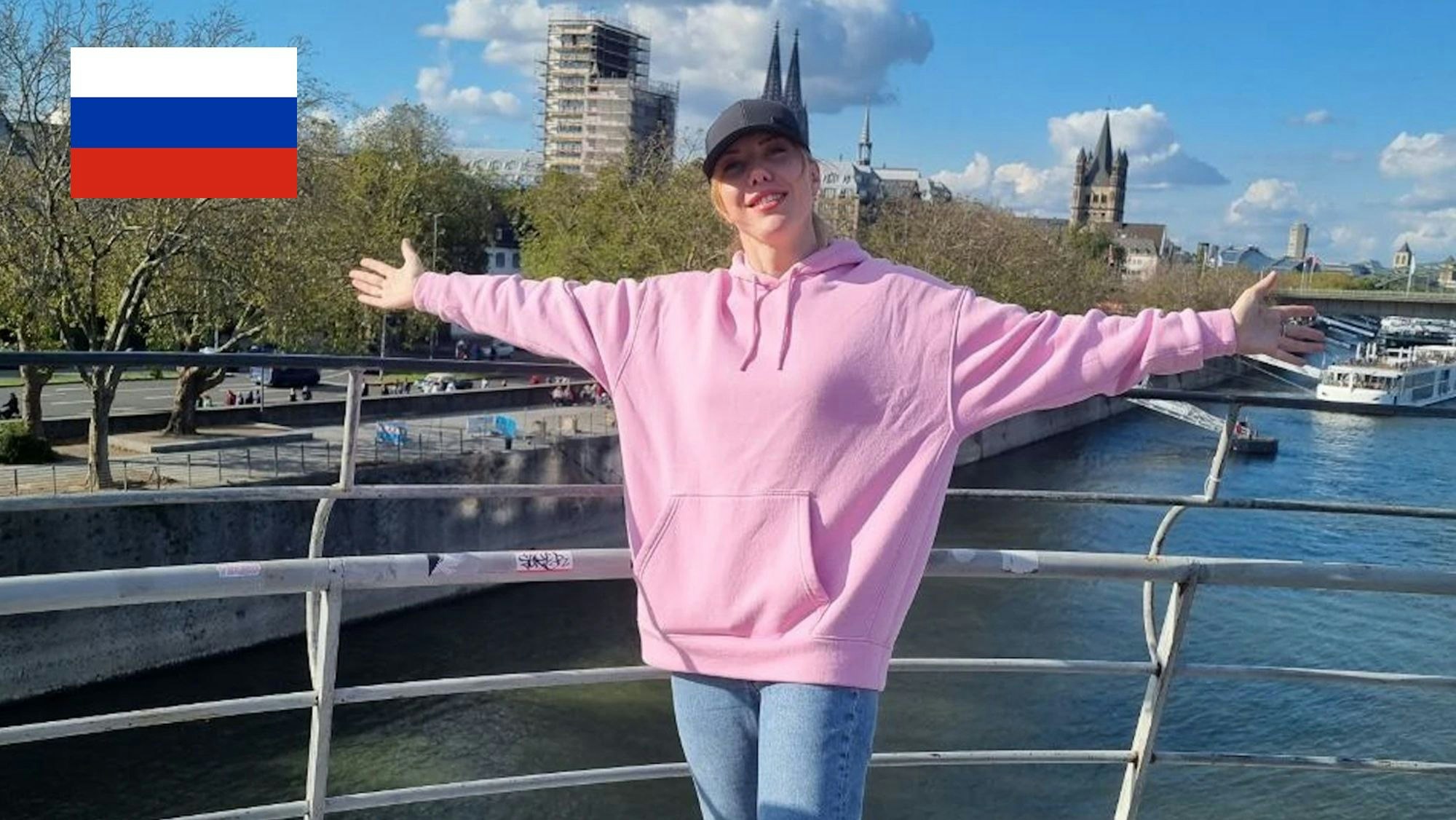 Eine Frau steht vor dem Kölner Dom