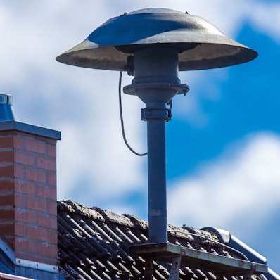 Eine Sirene auf einem Hausdach. (Archivbild)