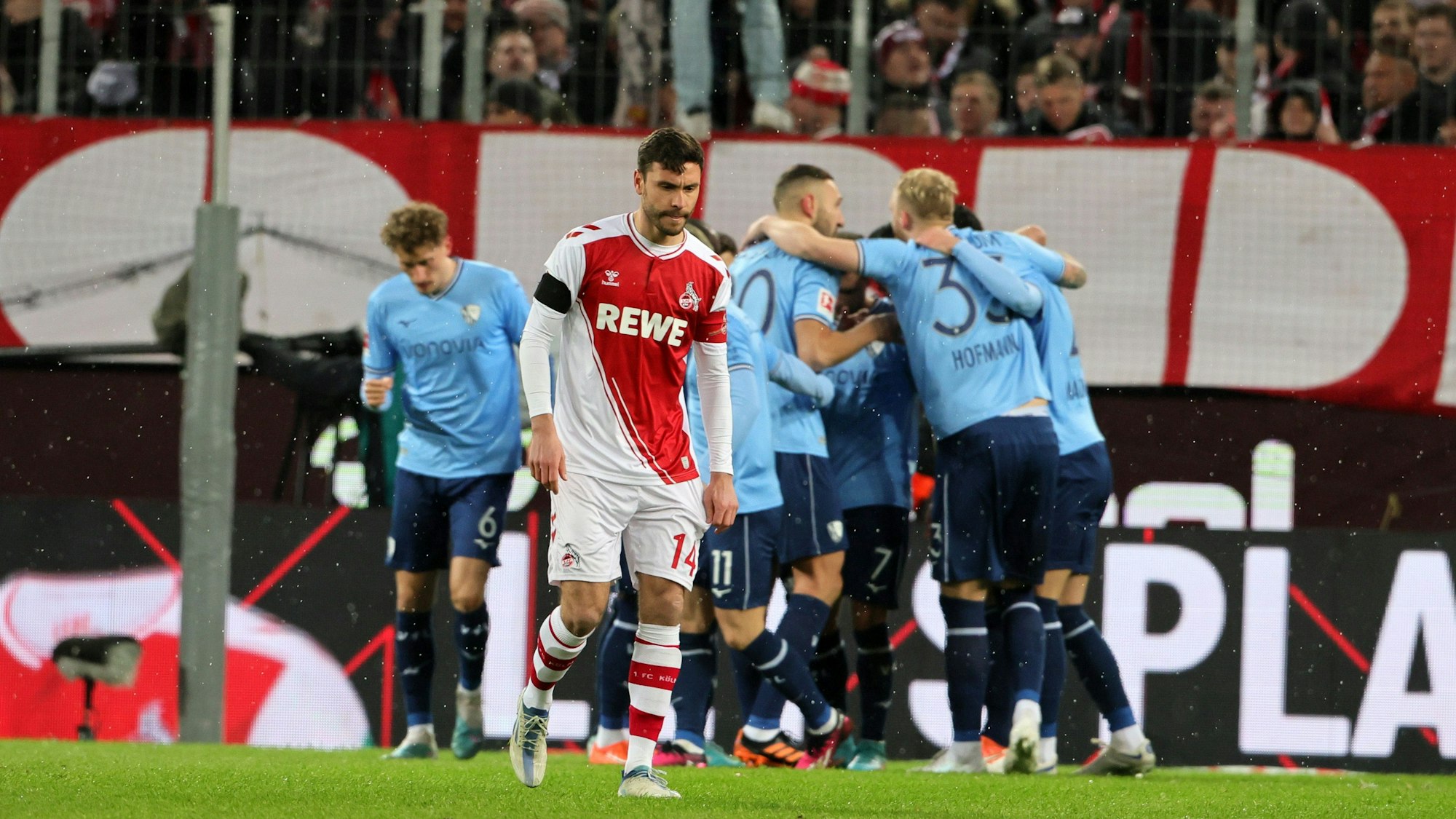 Hector geht von jubelnden Bochumern weg