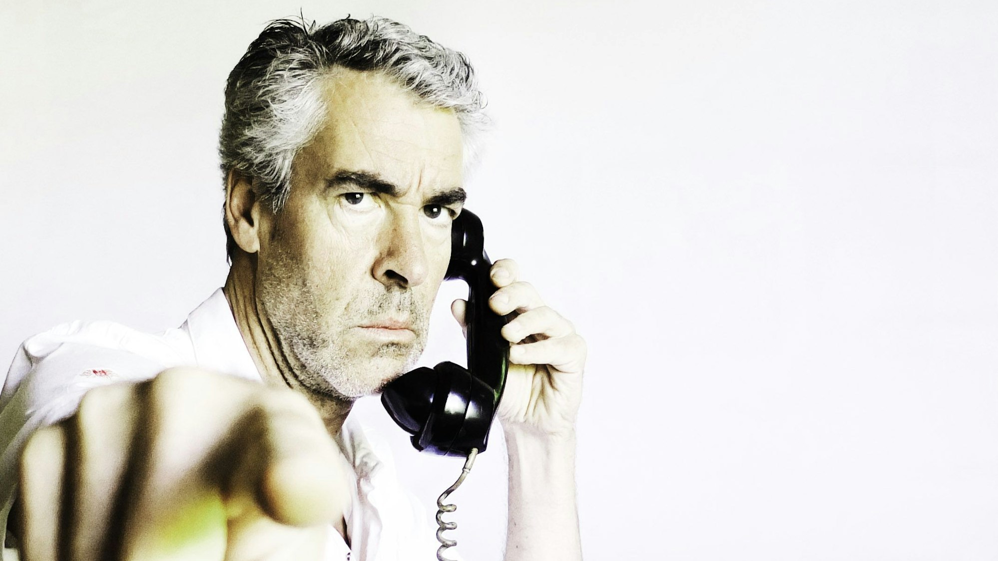 Jens Berens zeigt in die Kamera