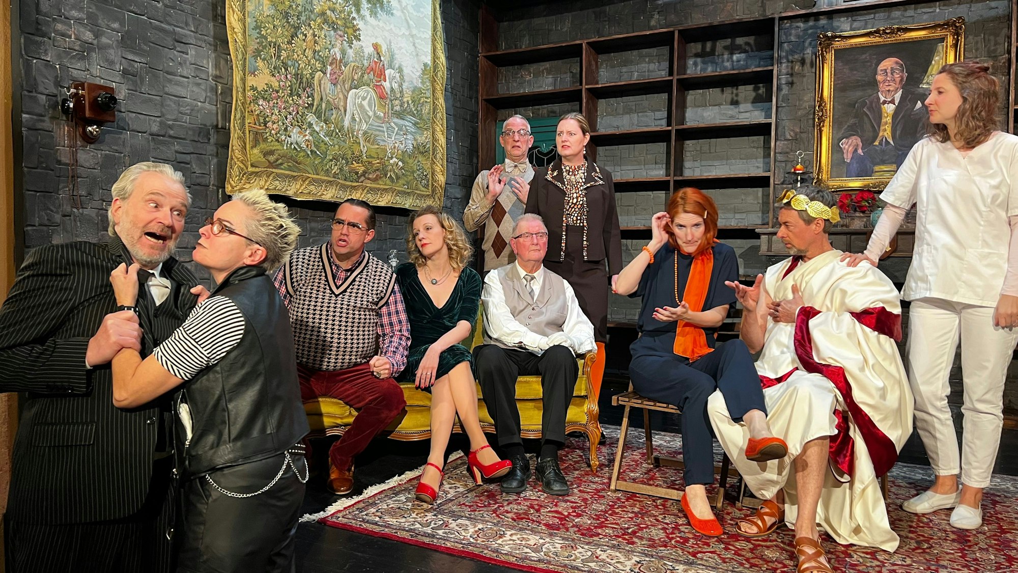 Das Ensemble des Matchboxtheater Hitdorf auf der Bühne.