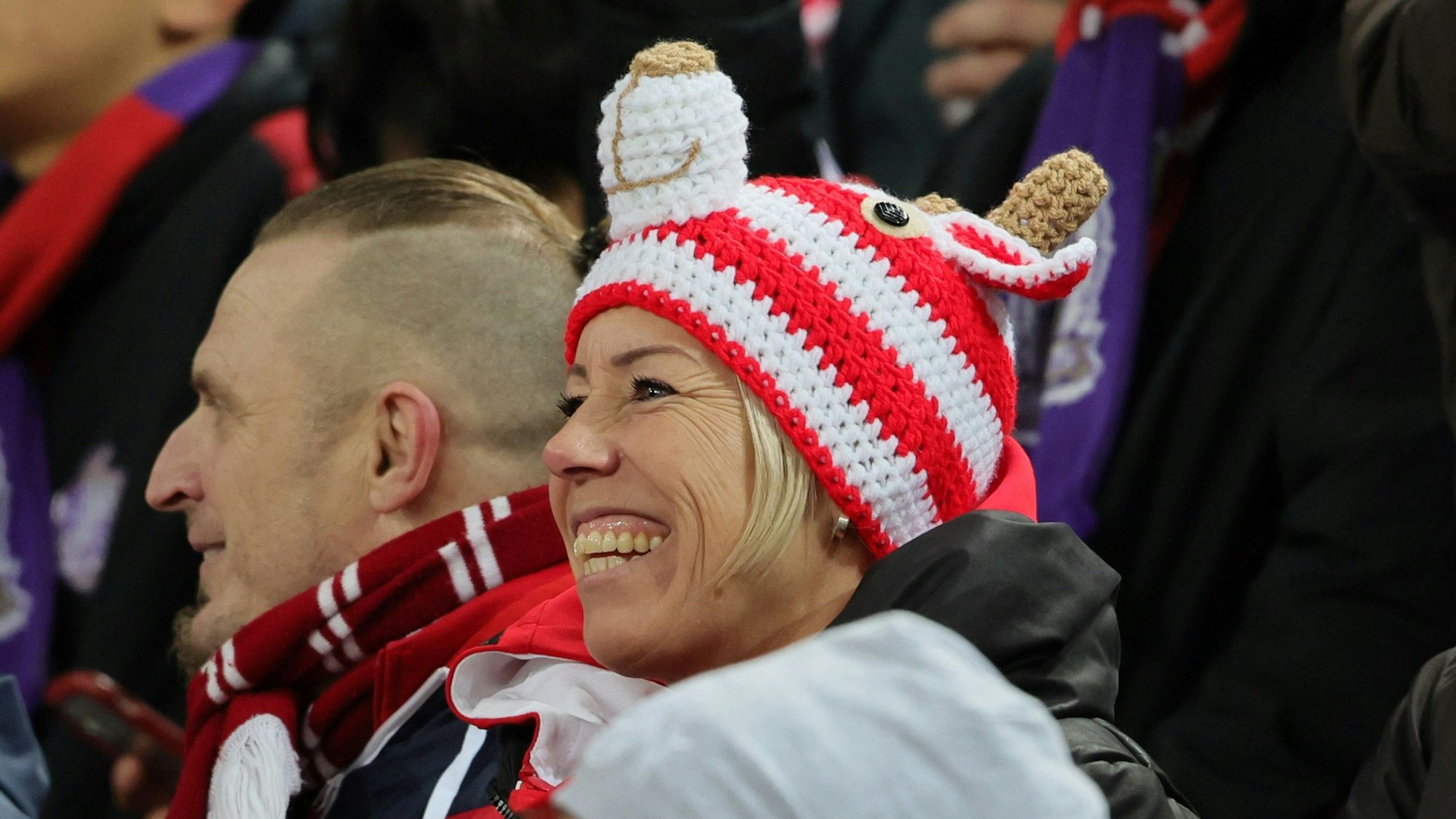 Eine FC-Anhängerin mit Häkel-Hennes-Mütze im Rhein-Energie-Stadion.