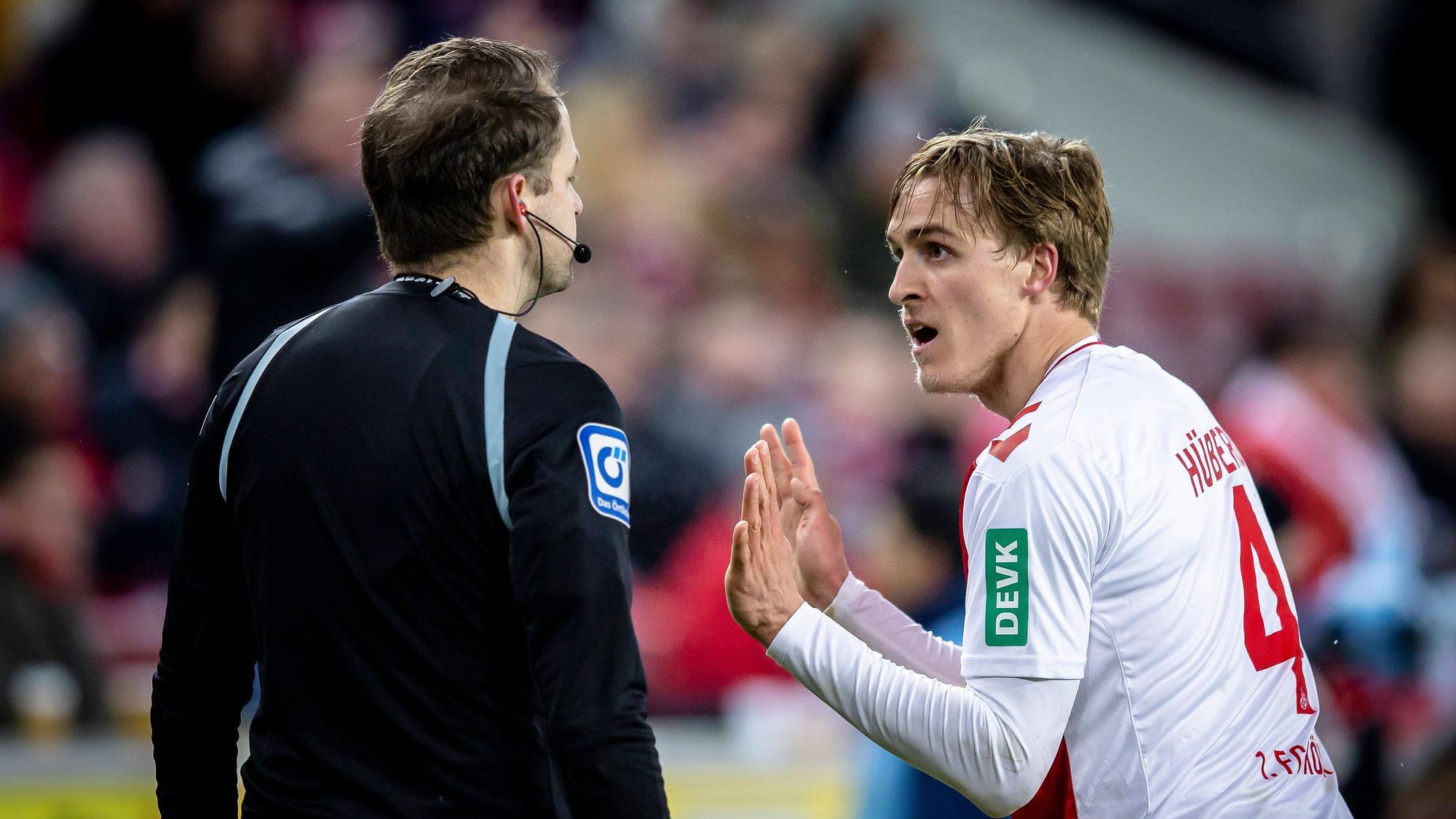 Timo Huebers diskutiert mit dem Linienrichter beim Spiel gegen den VfL Bochum.